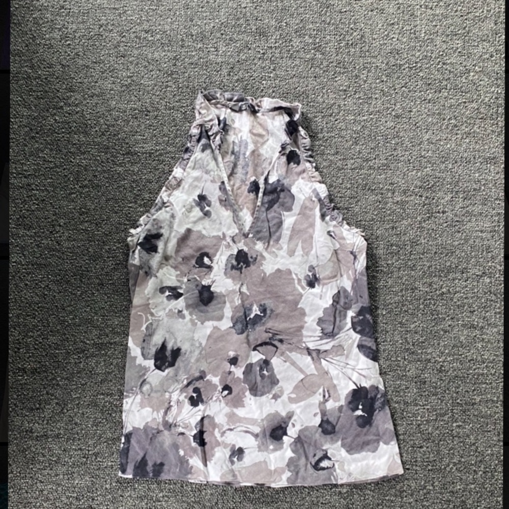 Beautiful versatile sleeveless shirt, with V-neck